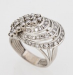 Magnifico, enorme e imponente anel de platina em volutas ricamente decorado com mais de 50 brilhante