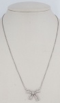 Magnifico e elegante colar com grande pingente fixo no formato de laço de 2,1 x 1,8 cm ricamente dec