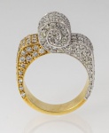 VANCOX - Magnífico, exótico e imponente anel com trabalho em voluta, ricamente decorado com dezenas