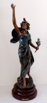BRUCHON - FRANÇA. Belíssima escultura em petit bronze patinado,  representado figura feminina. Med.