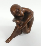 AM000, A. M., escultura em bronze, "Madona", medindo 15 cm de altura x 9 cm de largura x 16