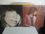 2 LPs Carly Simon: Spy. Come Upstairs. Ambos com encarte, capa e disco VG+