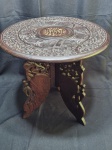 (124)Linda mesa de canto oriental em madeira entalhada com apliques centrais em marfim