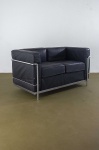 Design - Le Corbusier LC2 - Sofá de dois lugares, estrutura em aço inox tubular, encosto e assento e