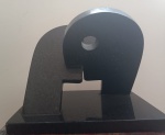 RUBENS GERCHMAN, "O Beijo", escultura em granito negro com selo de autenticidade gravado na