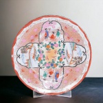 Prato em porcelana chinesa com cenas de gueixas e paisagens marcado no fundo. 3 x 23 cm . (apresenta