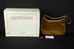Bolsa Victor Hugo modelo 08035572336, na caixa original - med. 29cm