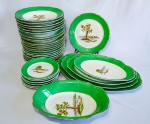 Conjunto em porcelana SCHMIDT composto de 16 pratos rasos (02 com lascados na borda), 06 pratos fund