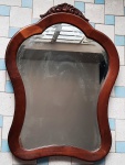 Antigo e belo espelho, em vidro bisotê, moldura em madeira com detalhes entalhados. espelho com algu