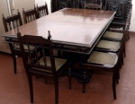 Antiga e elegante mesa de jantar elástica com 1 tábua de extensão executada em madeira nobre escurec