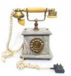 Magnífico telefone antigo, com base feita em mármore. Possui danos, e um restaure feito em um dos ga