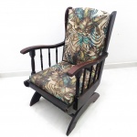 Belíssima cadeira de balanço em madeira. Mede 87,5 cm x 59 cm x 69 cm. Devido ao grande volume, esse