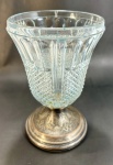 Elegante vaso de cristal em formato geométrico com base de metal com desenhos de arabescos, ínfimo b