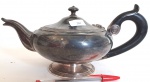 Christofle, antigo bule para chá, produzido em metal espessurado à prata, da renomada marca francesa