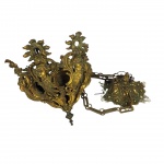 BARROCO - BRONZE - Luxuoso lustre confeccionado em bronze maciço ricamente adornado ao estilo Barroc