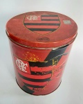 Lata vazia de coleção representando Flamengo. PANETTONE ARCOR. Medida: 19,5 cm de altura x 17 cm de diâmetro.