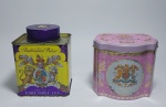 Lote de 2 lindas latas vazias de Chá Inglês - ROYAL COLLECTION TRUST - BUCKINGHAM PALACE - Adornadas com detalhes em alto relevo. Medida maior: 11,5 cm x 9 cm x 8 cm.