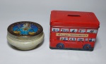 Lote de 2 lindas latas de bombons - CHURCHILL'S CONFECTIONERY - Uma sendo cofre, no formato do tradicional ônibus de dois andares " LONDON TRANSPORT " e a outra representando o Signo do Zodíaco - LIBRA - Detalhes em alto relevo. Medida do ônibus: 12 cm x 8 cm x 8,5 cm.