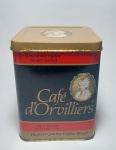 Antiga e conservada lata vazia de Café d' Orvilliers. Produto Palheta tipo exportação. Lata decorada com à efígie da Madame d' Orvilliers. Acompanha pano de limpeza sem uso, brinde do Café Palheta. Meister - Made in Brazil. Medida da lata: 14,5 cm de altura x 11 cm x 11 cm. Histórias do Café: Foi em 1727 que o oficial português Francisco de Mello Palheta, vindo da Guiana Francesa, trouxe as primeiras mudas da rubiácea para o Brasil. Recebera-as de presente das mãos de Madame D'Orvilliers, esposa do governador de Caiena. As mudas foram plantadas no Pará, onde floresceram sem dificuldade.