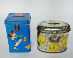 Lote de 2 lindas latas cofre, representando: Mickey e personagens Looney Tunes. Medida cofre Mickey: 10,5 cm de altura x 7,5 cm x 7,5 cm.