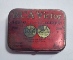 Antiga latinha de agulhas de Gramofone - RCA VICTOR - Possui 110 agulhas - Medida da latinha: 4,5 cm x 3,5 cm x 1 cm.