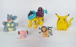 Lote de 5 colecionáveis miniaturas de Pokémon. Sendo: PIKACHU da Tomy - NIDOQUEEN da Nintendo - SNUBBULL da Nintendo - TAUROS da Nintendo - RAIKOU não possui marca do fabricante. Material: PVC - Medida maior: 4,5 cm. Medida menor: 2 cm.