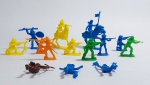 Lote de 16 miniaturas de Soldadinhos, Cowboys e índios - Forte Apache -  GULLIVER - Plástico rígido - Medida: 5 cm e 3 cm de altura. Obs: Possui perda nos rabinhos dos cavalinhos, conforme fotos.