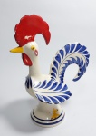 Portugal - Antigo e decorativo Galo de Barcelos em porcelana - Medida: 23 cm de altura x 16 cm x 11 cm. Possui desgaste na pintura da crista, conforme fotos.