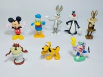 Lote de 8 lindas e colecionáveis miniaturas, representando personagens da Disney e Warner Bros. Mickey - Pato Donald  - Taz Mania - Pluto - Pernalonga - Frajola - Coiote do Papa-Léguas - Mickey e Pato Donald com pernas articuladas. Material: PVC e Borracha rígida. Medida maior: 11 cm de altura  Medida menor: 5,5 cm de altura.