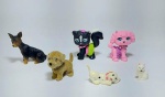 Lote de 6 lindas miniaturas, sendo cinco cachorrinhos e um gatinho. A cachorrinha Rosa e o Gatinho preto são da coleção Polly Pocket Sparklim Pets - Mattel - Material: Borracha rígida. Medida maior: 4,5 cm de altura - Medida menor: 2 cm de altura.