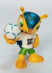 Mini boneco FULECO. Mascote do Brasil na Copa do Mundo de 2014. Material: PVC. Medida: 7 cm de altura.