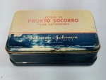 Antigo estojo vazio de Pronto Socorro para Automóveis. - JOHNSON & JOHNSON - SP - METAL - Medida: 17,5 cm x 12,5 cm x 5,5 cm. Possui desgaste na pintura, porém sem amassados, conforme fotos.