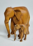 Linda escultura em madeira maciça representando - Mãe Elefante com seu Filhote - Medida: 13 cm de altura x 13 cm x 10 cm.