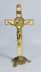 Lindo Crucifixo de mesa ou parede em metal dourado. Medida: 20 cm de altura x 10 cm x 7 cm de base.