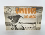 Livro - CANUDOS 100 anos - Evandro Teixeira - Capa dura com sobre capa - Ano: 1997 - Editora: Textual - 152 páginas com riqueza de fotos e textos - Tiragem: 3 mil exemplares - Possui dedicatória de caneta. Medida: 32 cm x 21 cm x2 cm. Este livro é uma viagem pela história do Brasil com registros fotográficos e textos jornalísticos do sertão nordestino de Canudos, cenário de um dos episódios mais espantosos da história do país, a Guerra de Canudos.