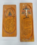 Lote de 2 lindo e decorativos adorno religiosos de parede - Sendo um, Lembrança de Nossa Senhora Aparecida e o outro com à oração de São Francisco de Assis. Estrutura em madeira com imagens em plástico rígido. Medida maior: 42 cm x 14 cm x 2 cm.