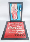 Lote de 2 Lindos e conservados quadros decorativos - Coca-Cola - Moldura em madeira, fundo em Eucatex. Medida do maior: 45 cm x 35 cm x 1 cm.  Medida do menor: 32.5 cm x 23,5 cm x 1 cm.