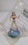 DC COMICS - Linda e conservada miniatura de coleção - WONDER WOMAN - Justice Legue - PVC - Lacrada na embalagens original - Exclusividade: Lojas Americanas - 7 cm de altura.