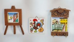 Lote de 3 lindos souvenirs. Representando: Mini adorno português de parede, azulejo com pintura do Galo de Barcelos - Porta chaves em madeira entalhada, com pintura em azulejo - São Luís - MA - Mini adorno de mesa em madeira no formato de cavalete de pintura, com pintura em azulejo - São Luíz - MA.  Medida maior: 13 cm x 9 cm x 3 cm.