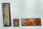 Lote de 3 adornos de parede ; Representando: Placa de madeira com entalhe de mulher -  Quadro de placa de cobre sobre madeira com imagem e dizeres " Não Polua " - Mini quadro com placa de cobre sobre madeira com a imagem da Coruja com livros, símbolo da inteligência, sabedoria, pedagogia e etc. Medida maior: 26 cm x 8 cm x 2,5 cm.