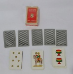 Conservado jogo de cartas regionais da Itália - NAPOLITANE - DAL NEGRO - Treviso - Completo com 40 cartas, acondicionado na caixa original - Medida: 8,5 cm x 5,5 cm x 2 cm. Cartas italianas de jogar, existem na Itália desde o final do século XIV. Até o final do século XIX, a Itália era composta por muitos estados independentes menores ou sob ocupação estrangeira, o que levou ao desenvolvimento de vários padrões regionais de cartas de jogar.