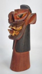 Antiga escultura em madeira maciça representando - CARRANCA - Medida: 24,5 cm de altura x 9 cm x 7,5 cm. A Carranca é uma arte genuinamente brasileira, de características próprias que surgiu da inspiração e criatividade dos artistas ribeirinhos do Rio São Francisco, importante na valorização da nossa cultura. As carrancas eram construídas a princípio com um objetivo comercial, pois a população ribeirinha dependia do transporte de mercadorias pelo rio, e os barqueiros utilizavam as carrancas para chamar a atenção para sua embarcação. Em certo momento, a população ribeirinha passou a atribuir características místicas de afugentar maus espíritos às carrancas. Esta atribuição colocava em segundo plano o aspecto artístico da produção das carrancas, ou seja, como forma de manifestação cultural popular de uma região brasileira.