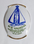 Antigo e raro adorno de parede ou mesa em porcelana, souvenir do - XXXVI Congresso Eucarístico Internacional - Realizado no Rio de Janeiro em 1955 - Padroeira Nossa Senhora Aparecida - Medida: 10,5 cm x 8 cm x 1 cm. Porcelana D. Pedro II