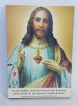 Lindo quadro religioso - Sagrado Coração de Jesus - No ano Jubilar, dedicado à Santíssima Trindade, nossa família se consagra ao Coração de Jesus. Arquidiocese do Rio de Janeiro - Missão Popular - Moldura em madeira, fundo de Eucatex. Medida: 29 cm x 20,5 cm x 2 cm.