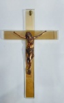 Lindo e grande crucifixo de parede. Cruz em acrílico, escultura de Jesus em metal . Medida: 41 cm x 25 cm x 3 cm. Peso: 600 gramas - Possui pequena perda de material na quina da cruz, conforme fotos.