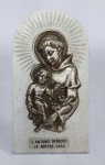 Itália - Antigo e lindo souvenir de mesa religioso - S. Antonio Benedici La Nostra Casa - Base em alumínio, escultura de Santo Antonio e o menino Jesus em metal prateado alto relevo. Medida: 11,5 cm de altura x 6 cm x 1 cm.