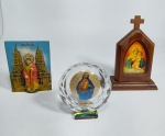 Lote de 3 lindos adornos de mesa religiosos. Sendo: Oratório Capelinha Nossa Senhora Mãe Rainha, em madeira - Sagrado Coração de Jesus, em vidro e Santiago de Compostela, em resina. Medida maior do oratório: 14,5 cm de altura.