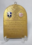 Antiga, Rara e grande Medalha Comemorativa ao - XVI Troféu Brasil de Natação - Realizado em Belo Horizonte no ano de 1977 - Ostentado o Brasão da Confederação Brasileira de Desportos e da Federação Aquática Mineira - O Troféu Brasil de Natação ( Anteriormente: Troféu Maria Lenk ) é uma competição brasileira disputada por equipes em provas individuais e de revezamento. Também é conhecido como o Campeonato Brasileiro Absoluto de Verão e/ou Campeonato Brasileiro Absoluto de Piscina Longa (50m). É um dos eventos mais notáveis em âmbito nacional. - Material: Metal e esmalte - Medida: 9,5 cm x 6,5 cm x 0,6 cm de espessura.