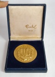 Antiga Medalha de Honra ao Mérito - Possui gravação no reverso - Geomy Sistemas Filial Rio 101% 72/73 - Metal dourado - Gravador RANDAL-RJ - Acondicionada no estojo original - Medida da medalha: 5 cm de diâmetro - Medida do estojo: 8,5 x 8,5 x 1,5 cm.