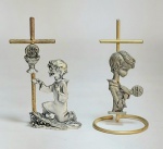 Lote de 2 lindos adornos religiosos de mesa, representando - 1 Comunhão - Metal prateado e dourado. Medida: 8 cm de altura x 4 cm.